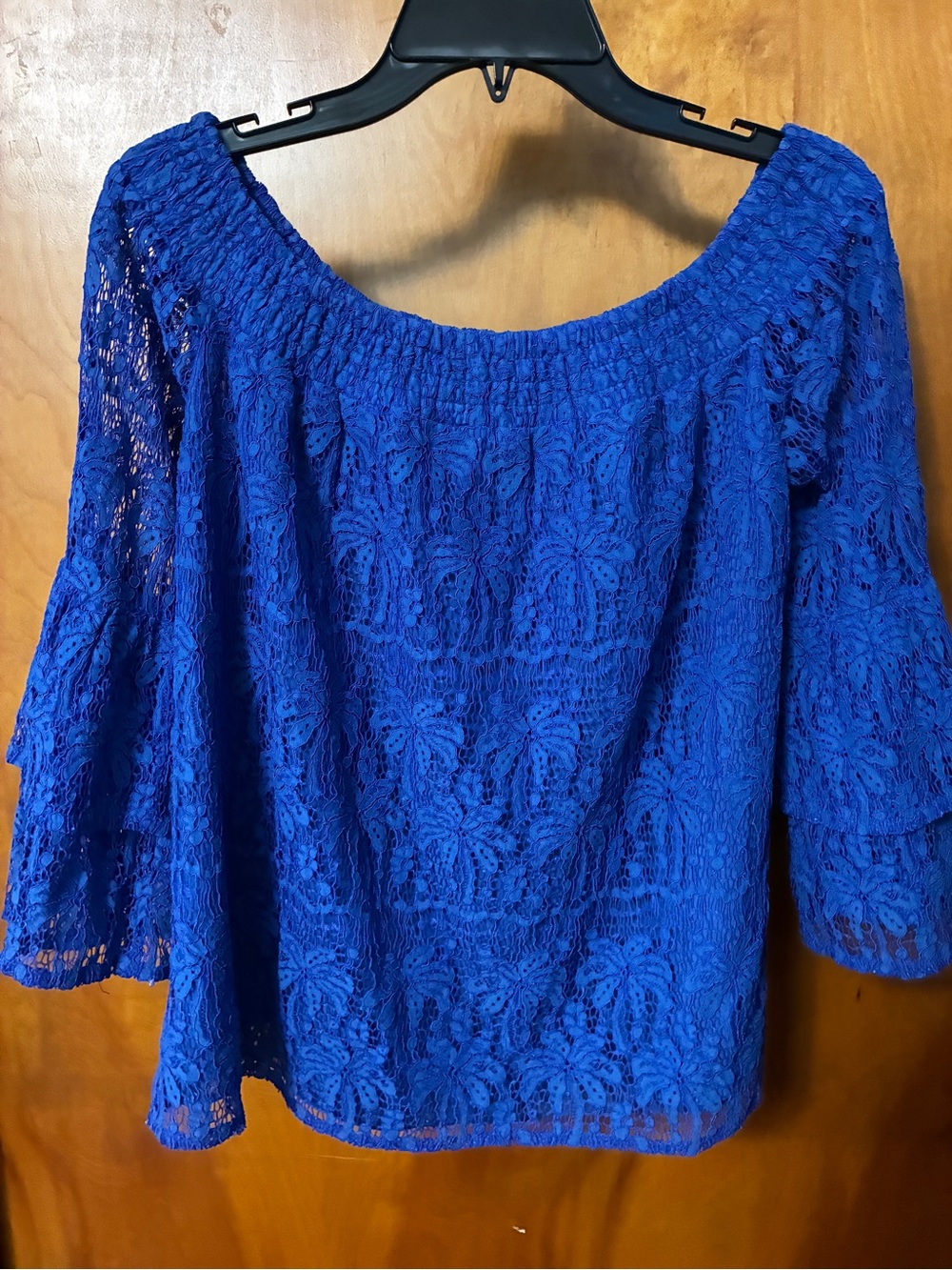 Lilly Pulitzer Women's Blue Lace Off-Shoulder Top Medium lined